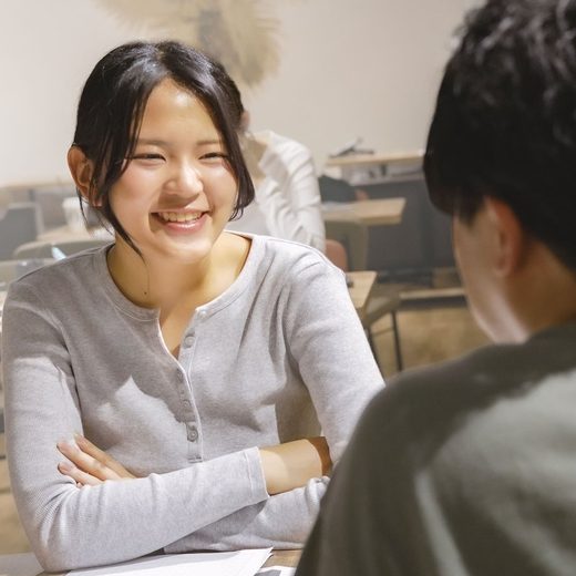 完全個別の対話型・コーチング形式の授業で、生徒と向き合うAOIのメンター