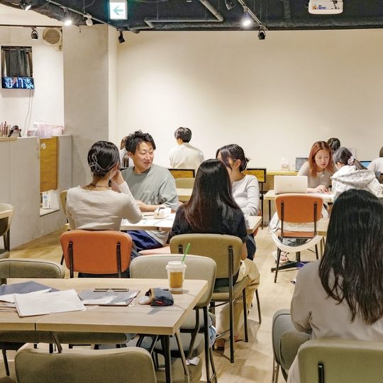 総合型選抜専門塾AOIの校舎で、メンターと一緒に学ぶ生徒たち
