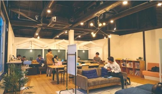 AOIの校舎で勉強する生徒とメンター