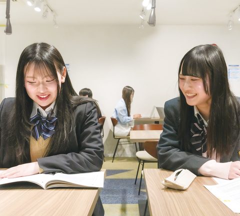 開放的な教室で勉強する生徒たち