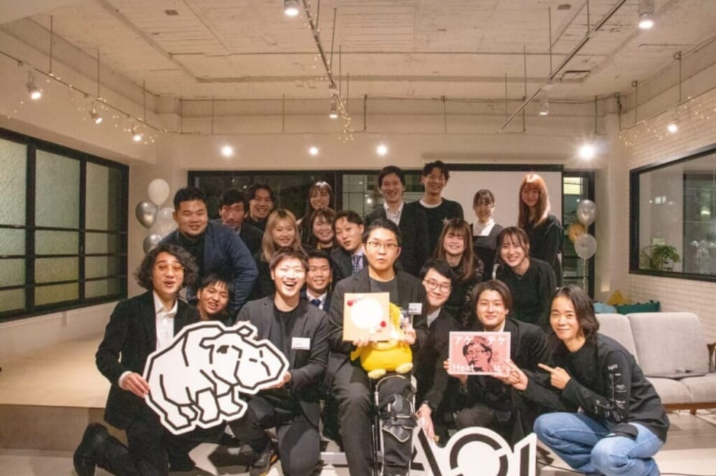 AOIの校舎で集合写真に写る生徒とスタッフ